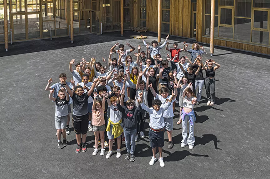 collégiens devant le collège de Melesse