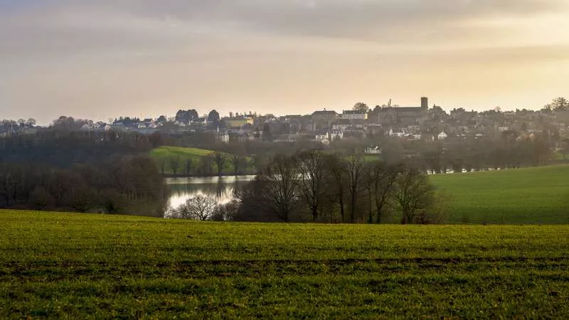 Photo de l'étang de la Forge et de la campagne qui l'entoure 