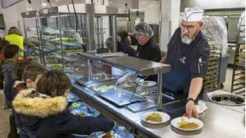 Le collège public de Roquebleue de Saint-Georges-de-Reintembault et l’école publique de la commune mutualisent la restauration scolaire